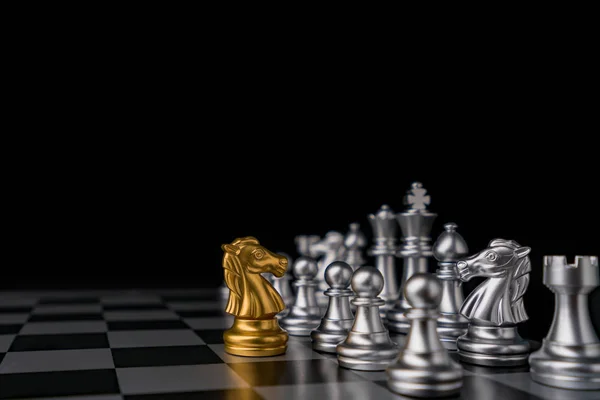 Scacchi cavallo scacco matto sul gioco di scacchi da tavolo in gioco di competizione, I — Foto Stock