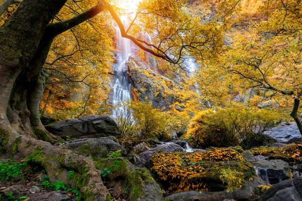 クロン Lan 滝は、雨の中で美しい滝です fores — ストック写真