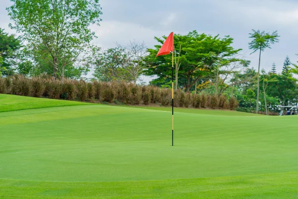 Campo de Golfe, bela paisagem de um campo de golfe com árvores e g — Fotografia de Stock