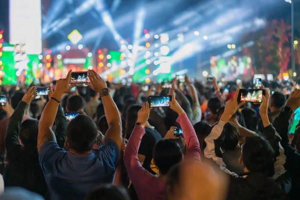 Marca de música que se muestra en el escenario o concierto en vivo y desenfocado entrar —  Fotos de Stock