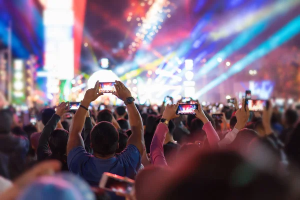 Marca de música que se muestra en el escenario o concierto en vivo y desenfocado entrar —  Fotos de Stock