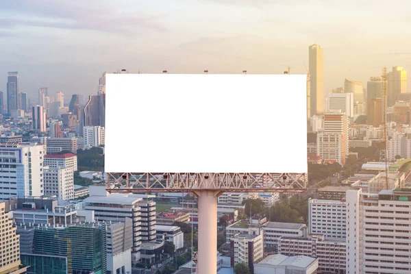 Рекламний щит або рекламний плакат на будівлі для рекламної кооперації — стокове фото