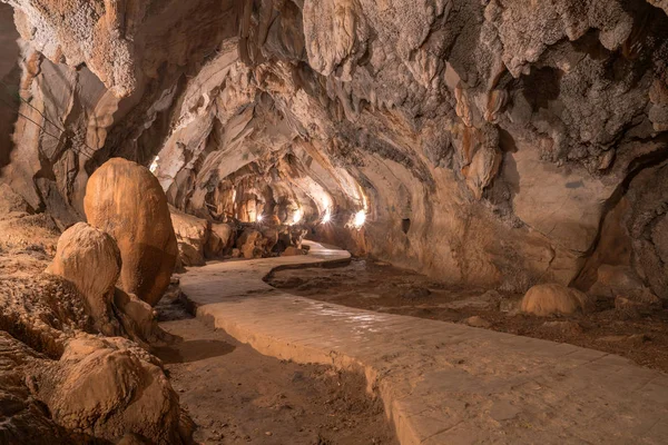 Traject ondergrondse grot in laos, met stalagmieten en stalactit — Stockfoto