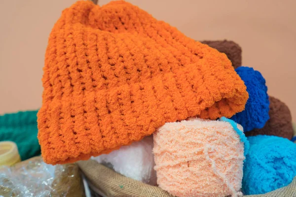 Chapéu de lã de malha feito à mão de passatempos prediletos de inverno de donas de casa — Fotografia de Stock