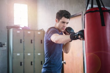 Boks eldiven yakışıklı adam fitness çanta egzersiz kumlama 