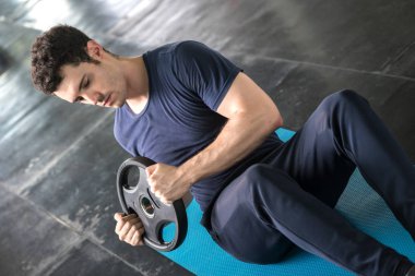 Yakışıklı halterci spor salonu egzersiz wi plakaları dumbbell kaldırma