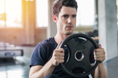 Yakışıklı halterci spor salonu egzersiz wi plakaları dumbbell kaldırma