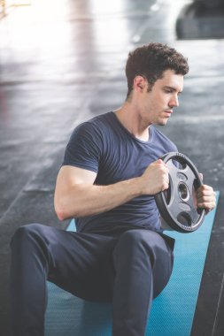 Yakışıklı halterci spor salonu egzersiz wi plakaları dumbbell kaldırma