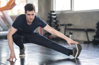 Yakışıklı adam egzersiz egzersiz jimnastik fitness dinlenme kırma ve 