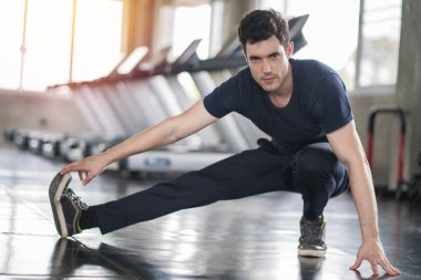 Yakışıklı adam egzersiz egzersiz jimnastik fitness dinlenme kırma ve 