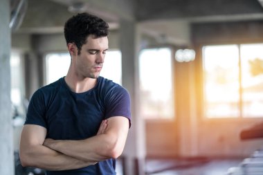 yakışıklı adam Concept sport pers tarafından bir spor salonunda kaslarını hayran