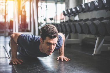 Yakışıklı adam ve güçlü adam fitness g push up egzersiz yapıyor