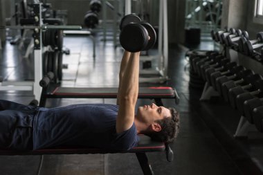 Yakışıklı halterci kaldırma tezgah basın dumbb ile çalışma