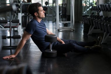 Yakışıklı adam egzersiz egzersiz jimnastik fitness dinlenme kırma ve 