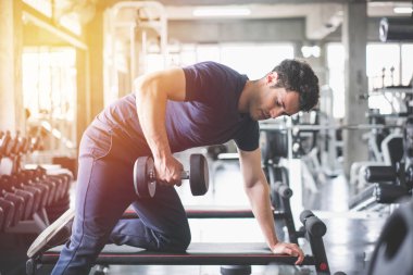 Yakışıklı halterci kaldırma tezgah basın dumbb ile çalışma