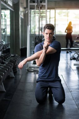 Yakışıklı adam egzersiz egzersiz jimnastik fitness dinlenme kırma ve 