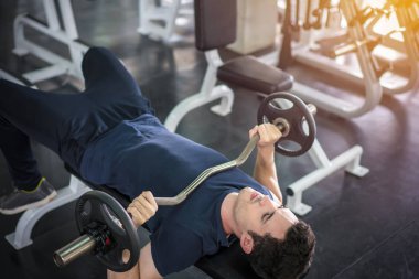 Yakışıklı halterci halterci halter tezgah basın w çalışma