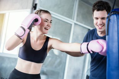 Boks eldiven kum torbası yakışıklı adam güzel sporcu