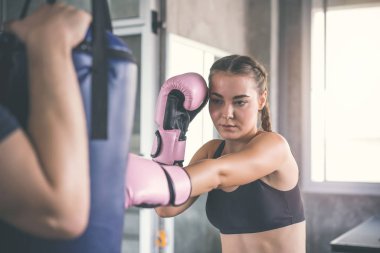 Boks eldiven kum torbası yakışıklı adam güzel sporcu