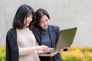 ofis binasında dizüstü bilgisayar ile birlikte çalışan iş kadını