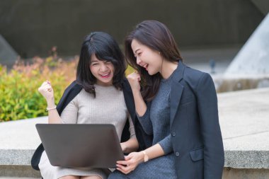 ofis binasında dizüstü bilgisayar ile birlikte çalışan iş kadını