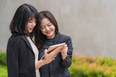 ofis binasında tablet ile birlikte çalışan iş kadını