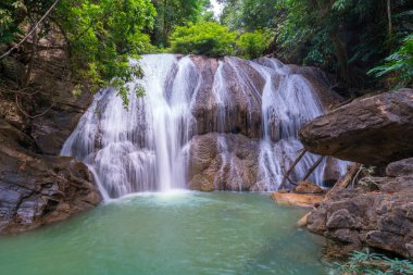 Derin yağmur ormanı ormanda Şelale (Thung Nang Khruan Waterfal