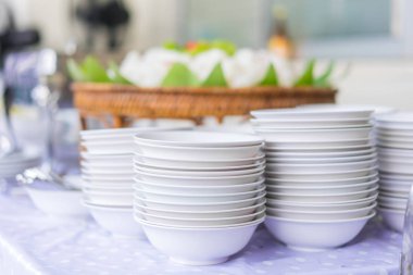 Akşam yemeği için yemek ziyafet masada ayarla