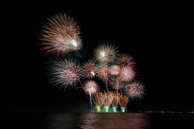 Kutlama ve annive için geceleri güzel renkli havai fişek