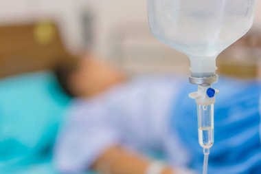 Normal tuzlu çözelti veya sodyum klorür infüzyon şişesi ile d
