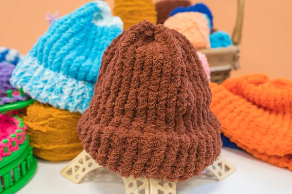 Ручна в'язана шерстяна шапка для зимових захоплень домогосподарки — стокове фото
