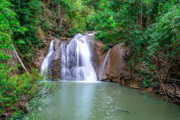 Waterfall in deep rain forest jungle (Thung Nang Khruan Waterfal — Stock Photo, Image
