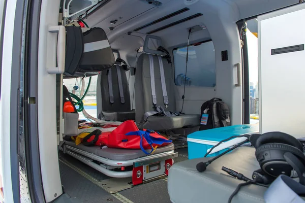 Внутри медицинского вертолета с аварийным оборудованием жизнеобеспечения — стоковое фото