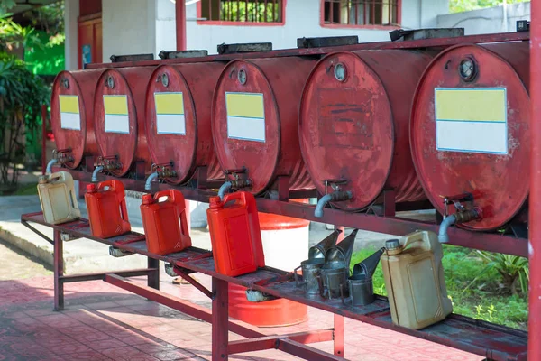 Serbatoio olio in stazione di servizio rurale in Indonesia — Foto Stock