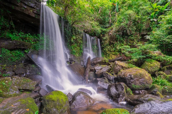 Waterval scène bij rom Klao Pharadon watervallen in Rainforest T — Stockfoto