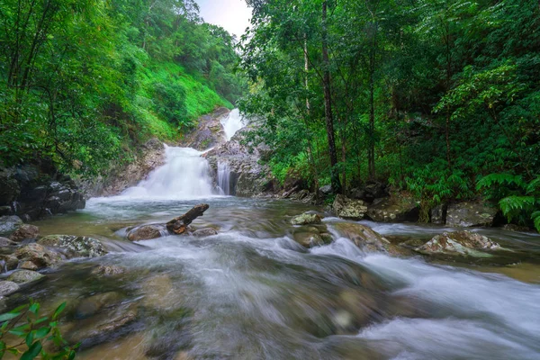 Air terjun yang indah di hutan hujan di Taman Nasional, Thailand . — Stok Foto