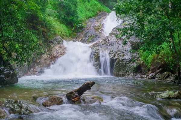 Belle cascade dans la forêt tropicale au Parc National, Thaïlande — Photo