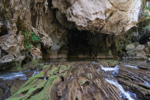 Tourists enjoy adventure in Lam Khlong Ngu cave at National Park — Stock Photo, Image