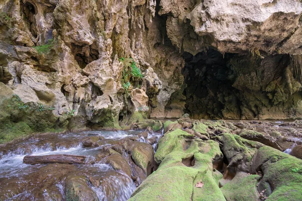 Tourists enjoy adventure in Lam Khlong Ngu cave at National Park — Stock Photo, Image