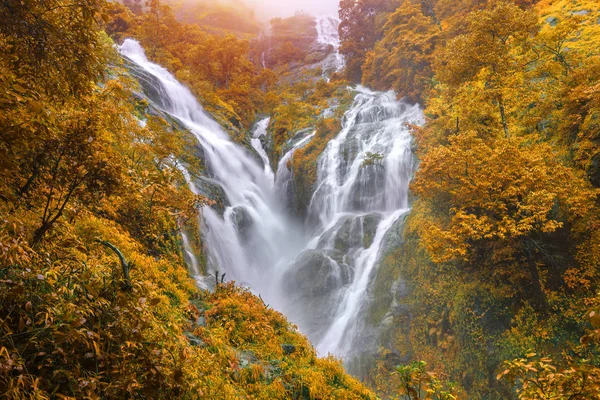 Hypophysenwasserfall wird oft als herzförmiger Wasserfall bezeichnet — Stockfoto