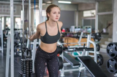 Atlet sportif kadın s fitness trx kayışları ile egzersiz yapıyor