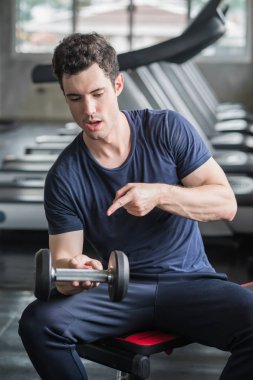 Spor salonu egzersiz halter kaldırma eğlenceli yaşam tarzı eğlenceli adam