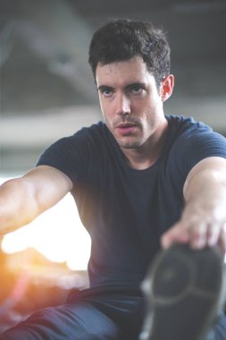 Yakışıklı adam egzersiz egzersiz jimnastik fitness dinlenme kırma ve 