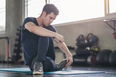 Yakışıklı adam egzersiz egzersiz jimnastik fitness dinlenme kırma ve 