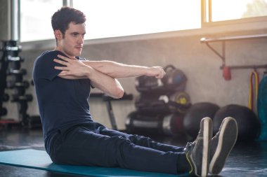 Yakışıklı adam egzersiz egzersiz jimnastik fitness dinlenme kırma ve 