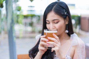 Bira içip yaz günü zevk güzel genç kadın