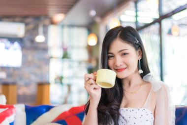 Vintage kafede kahve içen gülümseyen kadının portresi