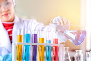 ekipman ve bilim deneyleri ile bilim adamı, laboratuar GLA