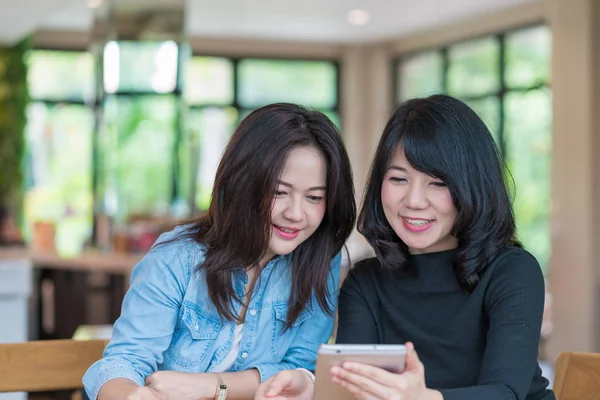 kahve dükkanında tablet ile birlikte çalışan iş kadını