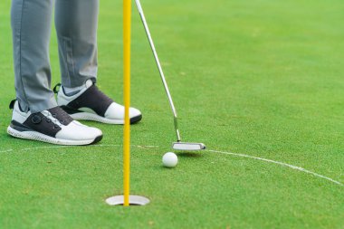 Golfçü golf sahasında golf topuna hazırlanıyor..